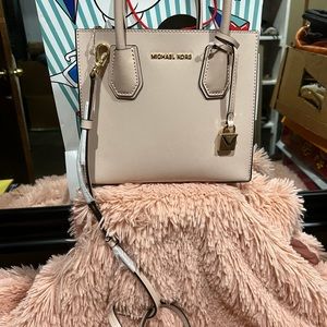Is a beautifull purse is pink color you can make crossbody